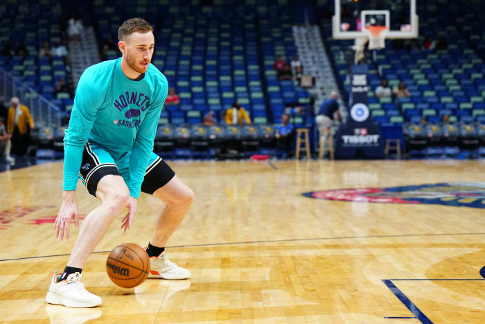 Charlotte Hornets forward Gordon Hayward wears the Anta GH2.